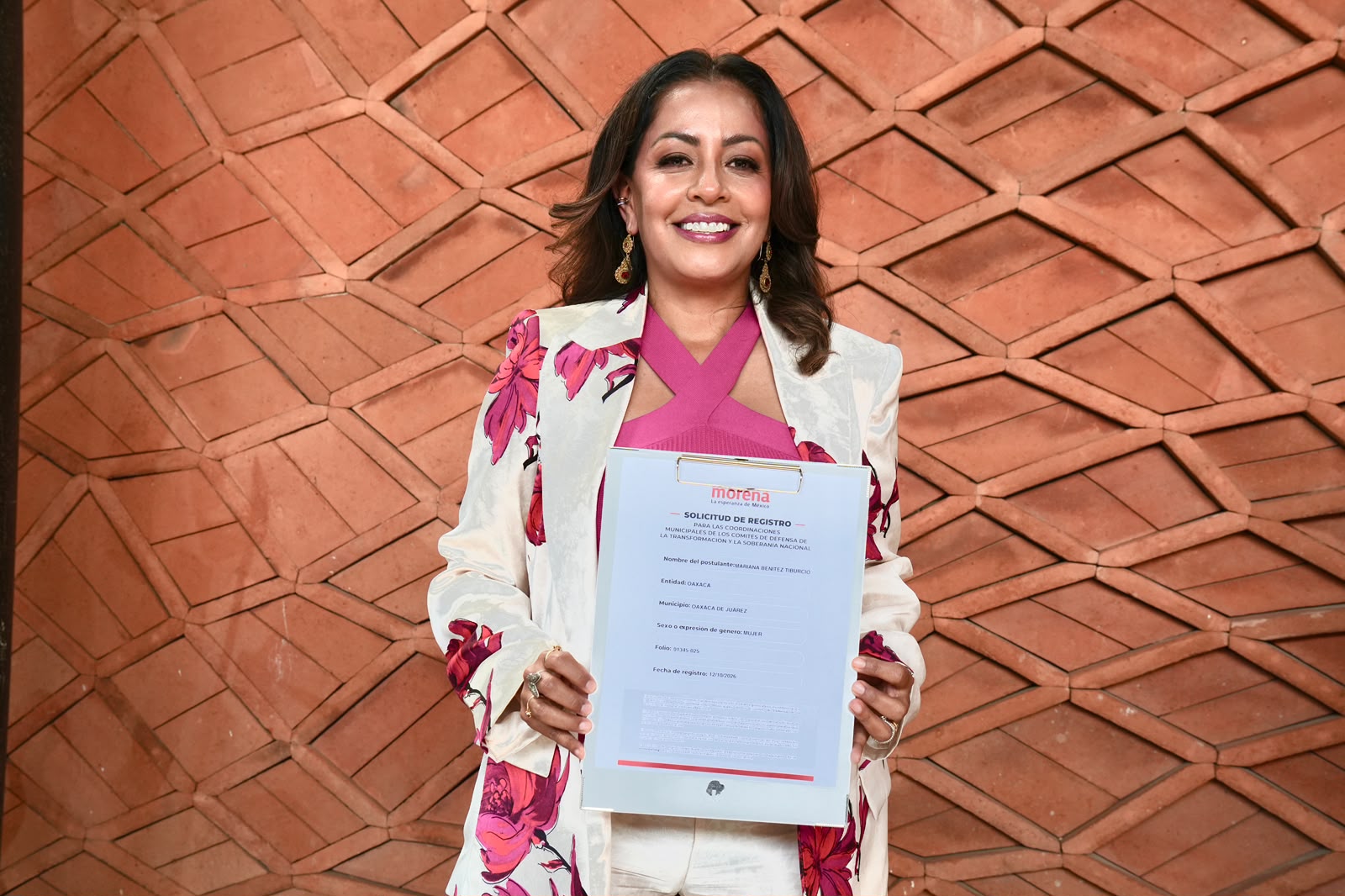 Mariana Benítez muestra su solicitud de registro de Morena para Oaxaca de Juárez
